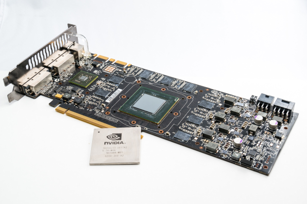 Nahaufnahme einer Computermotherboard mit einem Speicherchip, der mit Text beschriftet ist und auf einer weißen Oberfläche ruht.