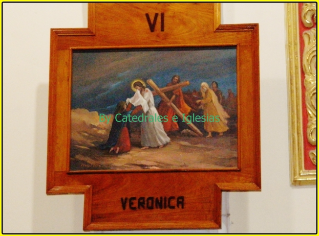 Ein Foto Rahmen an einer Wand zeigt ein Bild von Menschen, die eine hölzerne Kreuz halten.